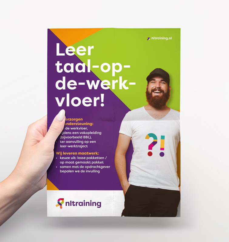 Flyer van NLtraining met de tekst: leer taal op de werkvloer!
