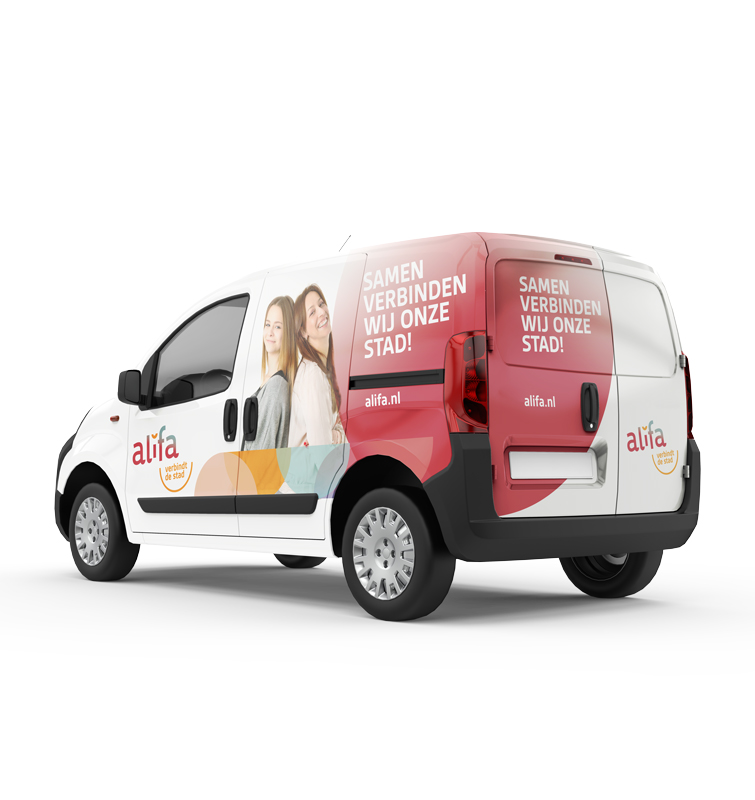 Wit busje met het logo van Alifa, een afbeelding van twee vrouwen en de tekst: samen verbinden wij onze stad