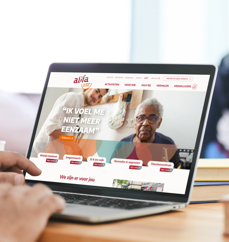 Twee roll-up banners met het logo van Alifa, een afbeelding van een vrouw met een kind en tekst