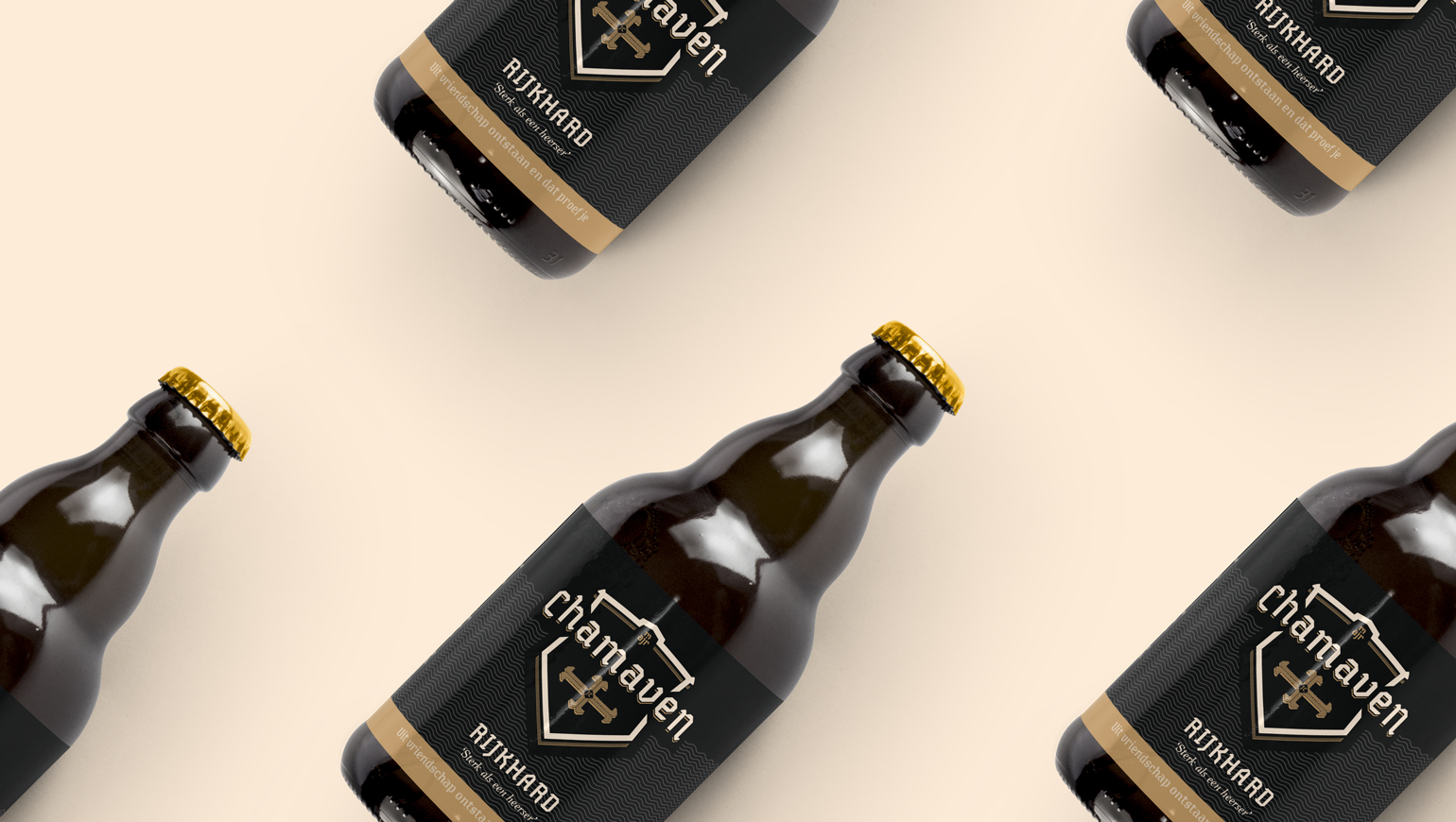 Liggende flesjes Chamaven Rijkhard bier met gouden dop