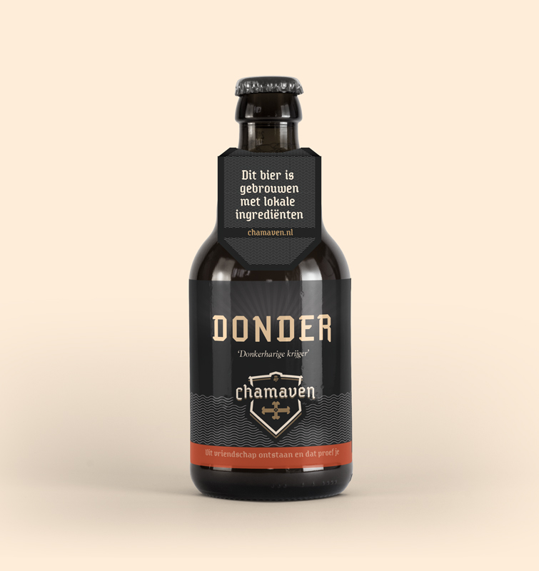 Flesje Chamaven Donder bier met kaartje om de huls met de tekst: dit bier is gebrouwen met lokale ingrediënten