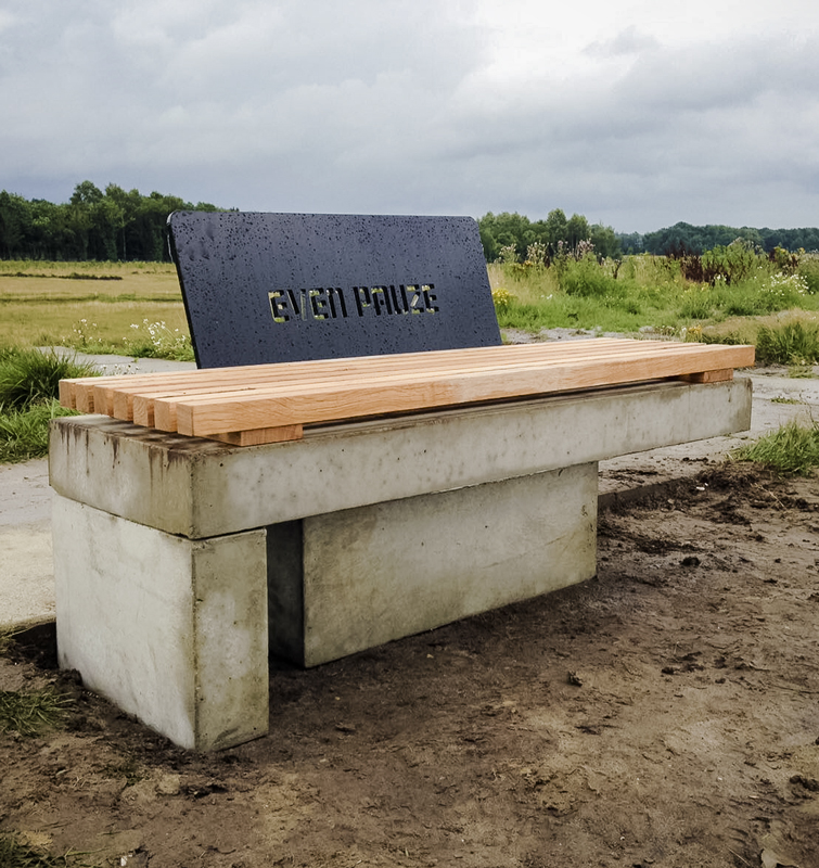 Bankje in een natuurgebied met de tekst: even pauze