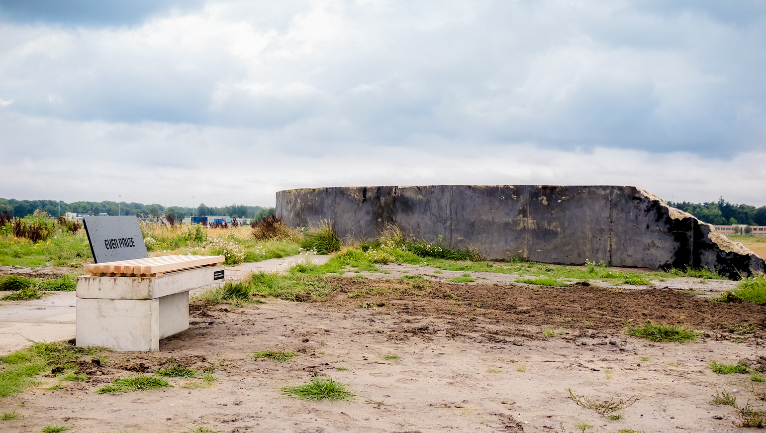 Bankje in het natuurgebied op de voormalige vliegbasis Twenthe met de tekst: even pauze