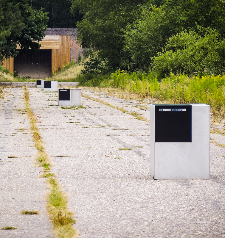 Verschillende bewegwijzeringen in een natuurgebied met de tekst: herinneringspad