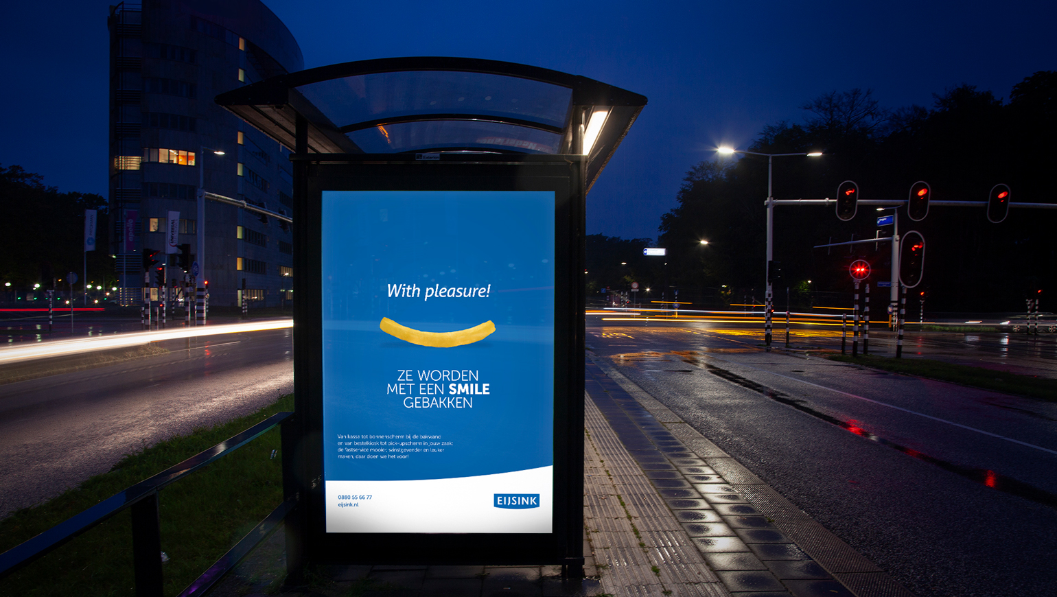 Bushokje met advertentie van Eijsink aan een straat in de avond