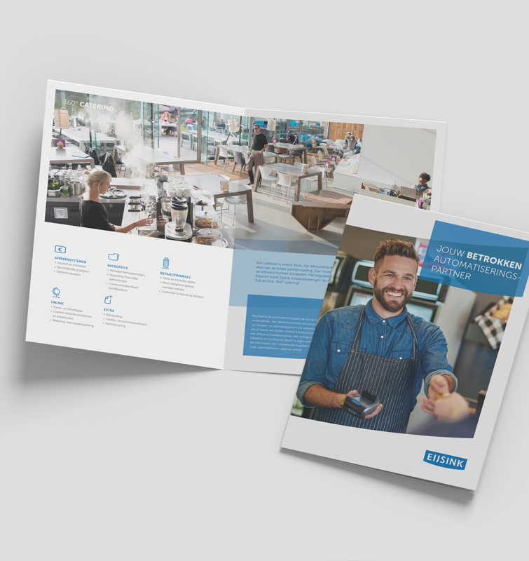 Opengevouwen en dichte flyer van Eijsink met een afbeelding van een restaurant en een man met een pinapparaat in zijn hand