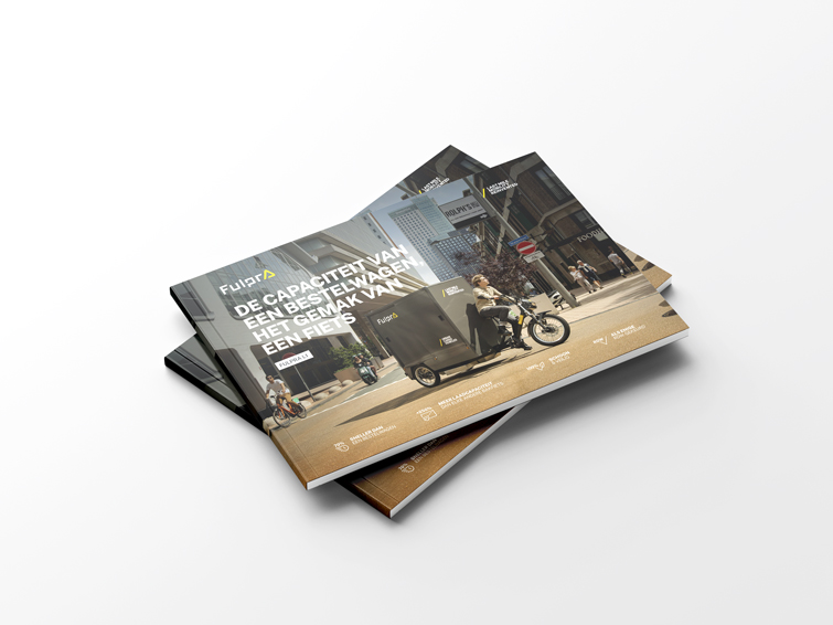 Twee boeken op elkaar over de Fulpra met een afbeelding van een man die op de Fulpra door de stad fietst