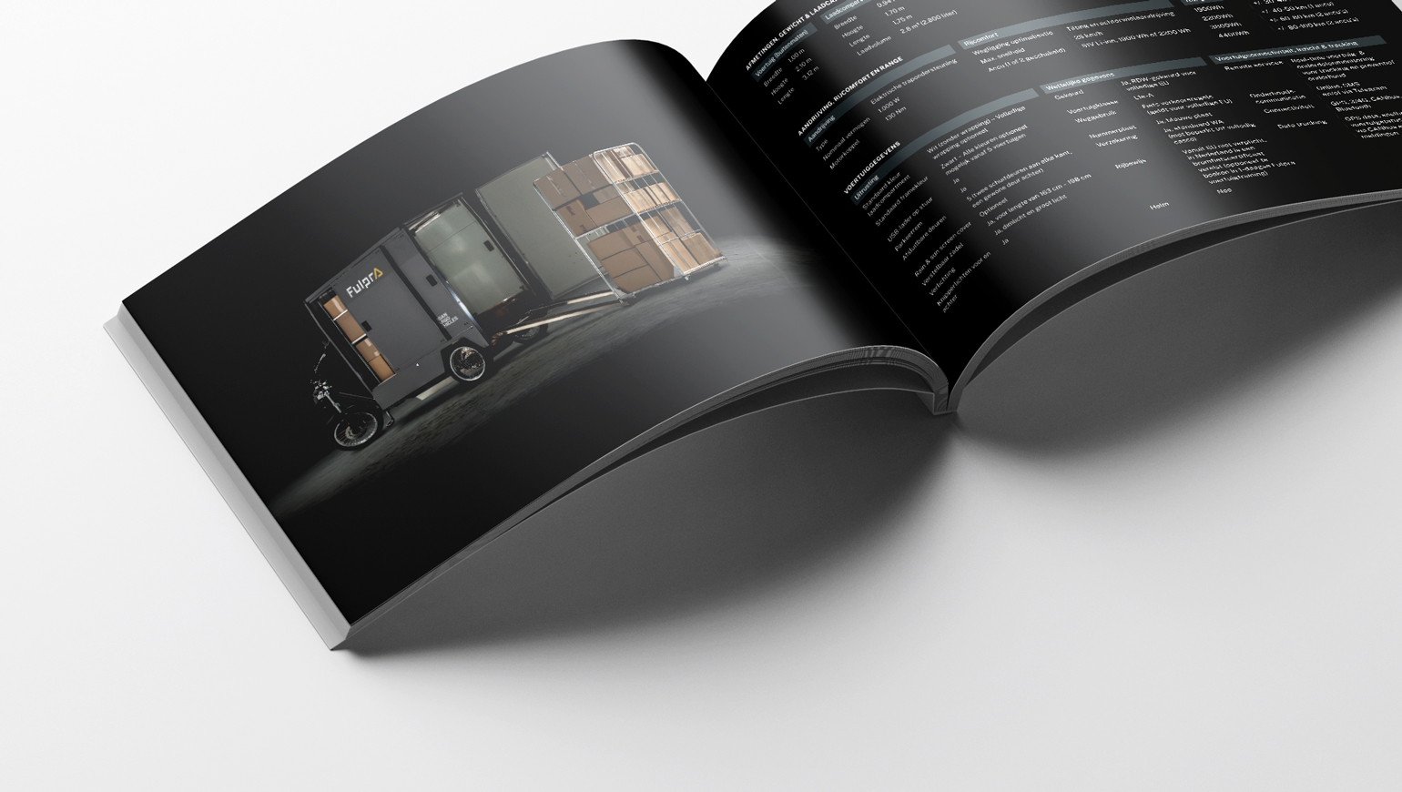 Opengevouwen zwart boek met daarop een afbeelding van een Fulpra waar een rolcontainer wordt ingereden en gegevens over de vrachtfiets