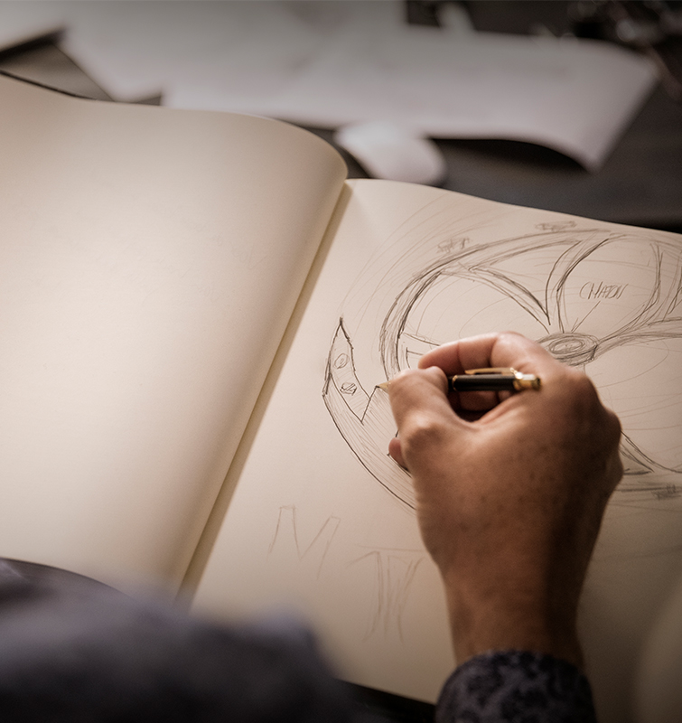 Hand tekent een horloge in een schetsboek