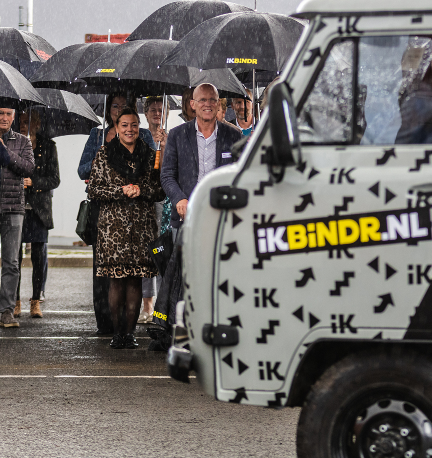 Een zwart met gele box waar IKBINDR op staat