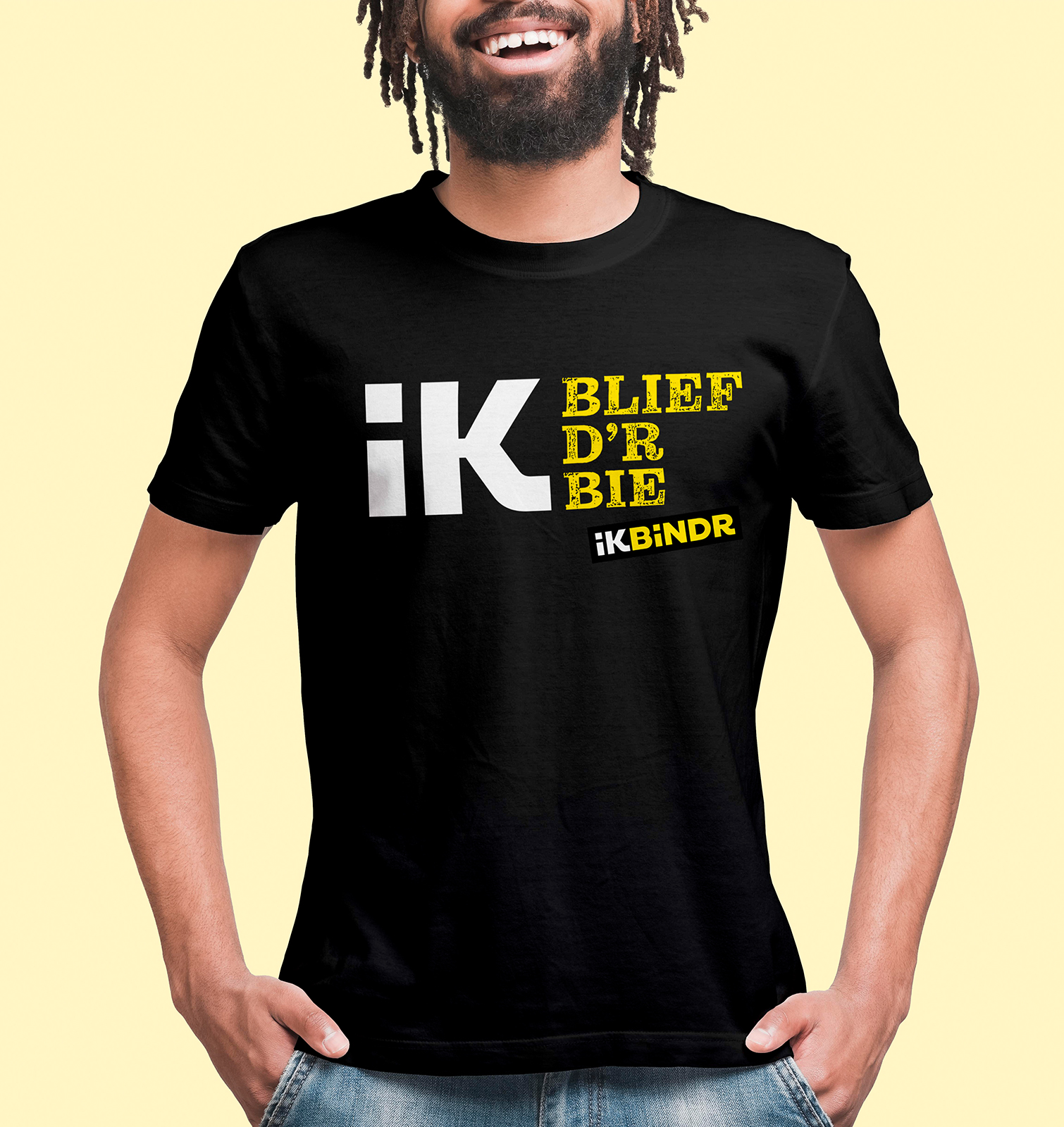 Zwart met gele sokken waar de tekst: ikbindr, herhaaldelijk op staat