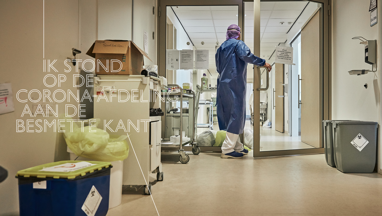 Persoon doet een glazen deur open in een gang in het MST vol met spullen, met tekst ervoor: ik stond op de corona-afdeling aan de besmette kant