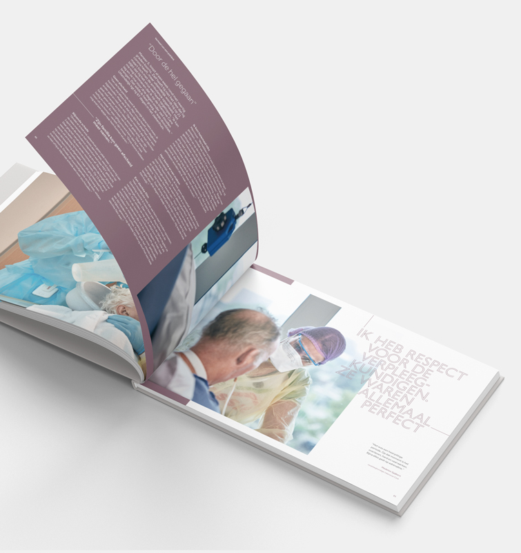 Opengevouwen boek met een foto van een medewerker van het MST en een patiënt