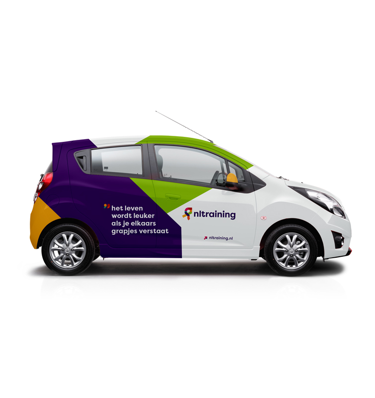 Auto in de kleuren wit, groen, paars en oranje van NLtraining