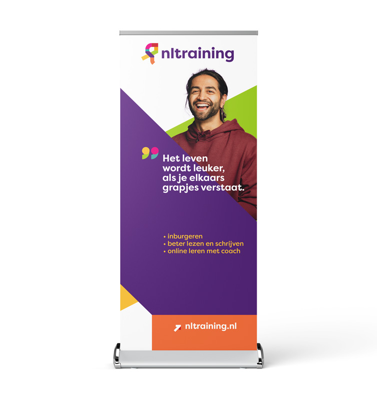 Roll-up banner van NLtraining met daarop een man die lacht