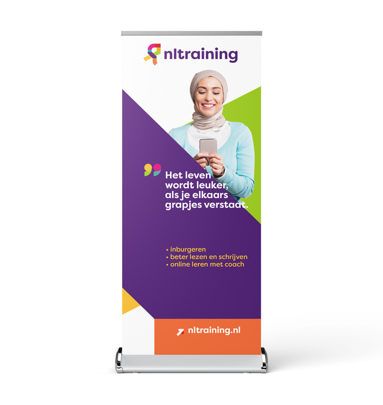 Roll-up banner van NLtraining met daarop een vrouw die lacht