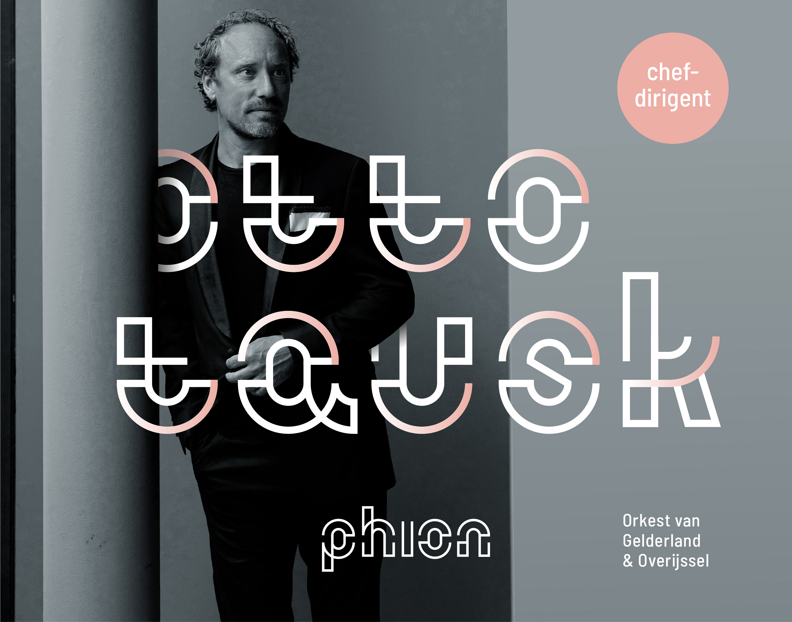 Man staat tegen een paal met de tekst: Otto Tausk, ervoor geschreven in de huisstijl van Phion