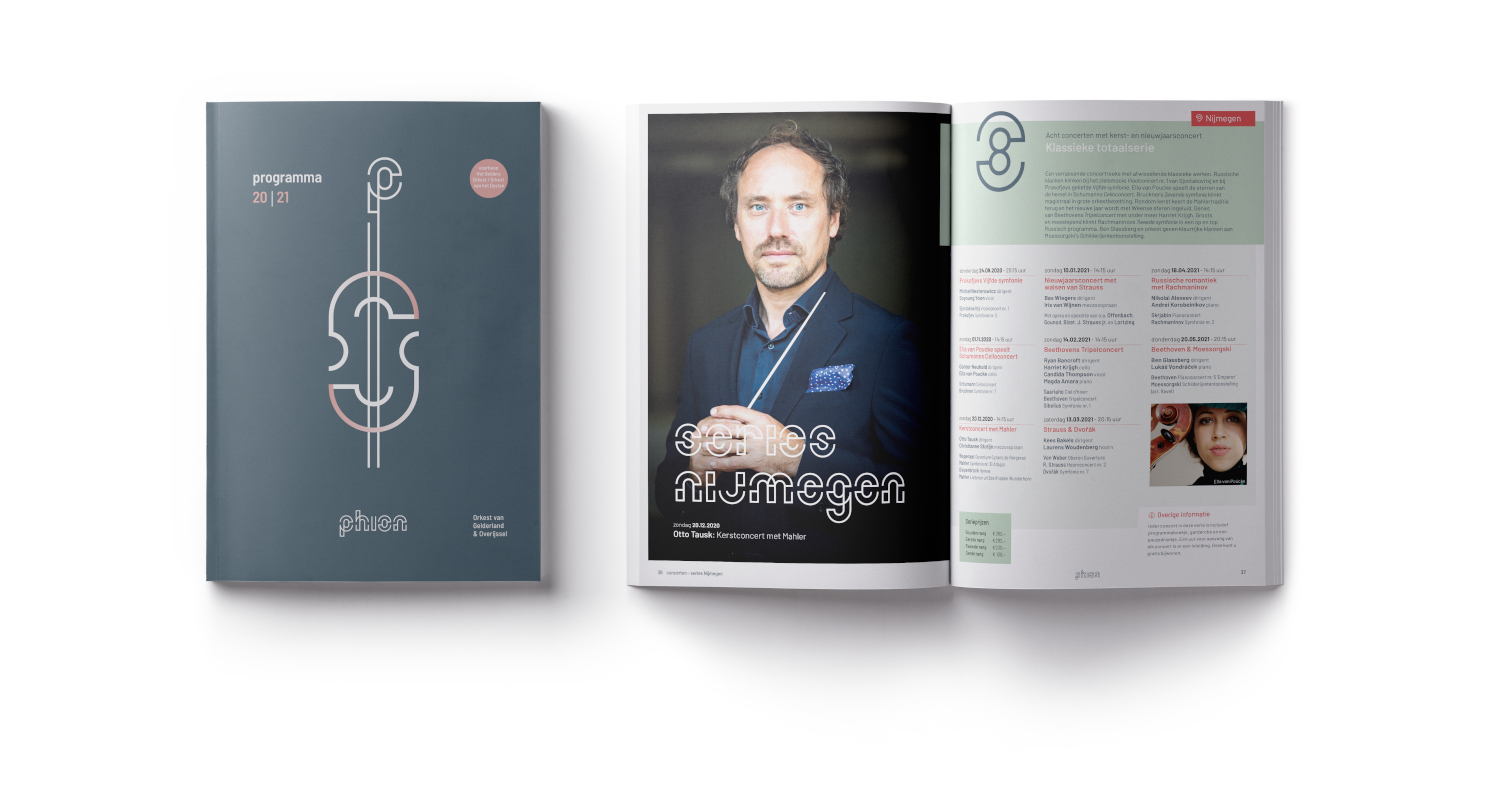 Programmaboekje met viool erop en een opengevouwen programmaboekje met een overzicht van een deel van het programma