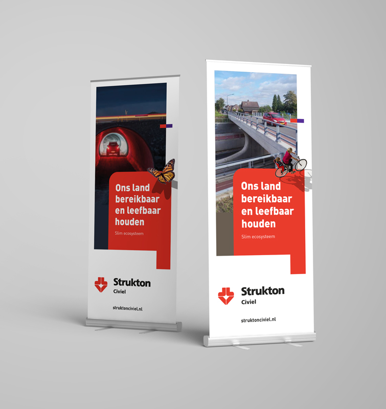 Twee roll-up banners met het logo van Strukton en de tekst: ons land bereikbaar en leefbaar houden