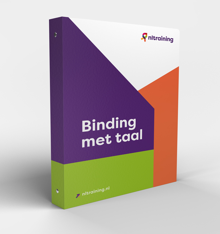 Staande map van NLtraining in de kleuren wit, oranje, paars en groen met de tekst: binding met taal