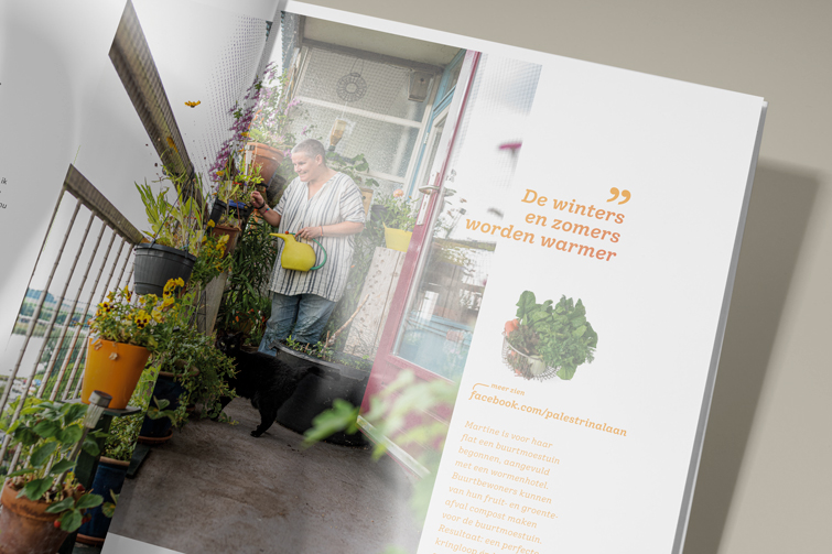 Magazine opengevouwen met op de bladzijdes een vrouw die de planten op haar balkon water geeft getoond