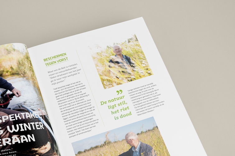 Opengevouwen magazine met tekst en twee afbeeldingen van een man in hoog gras op de bladzijdes